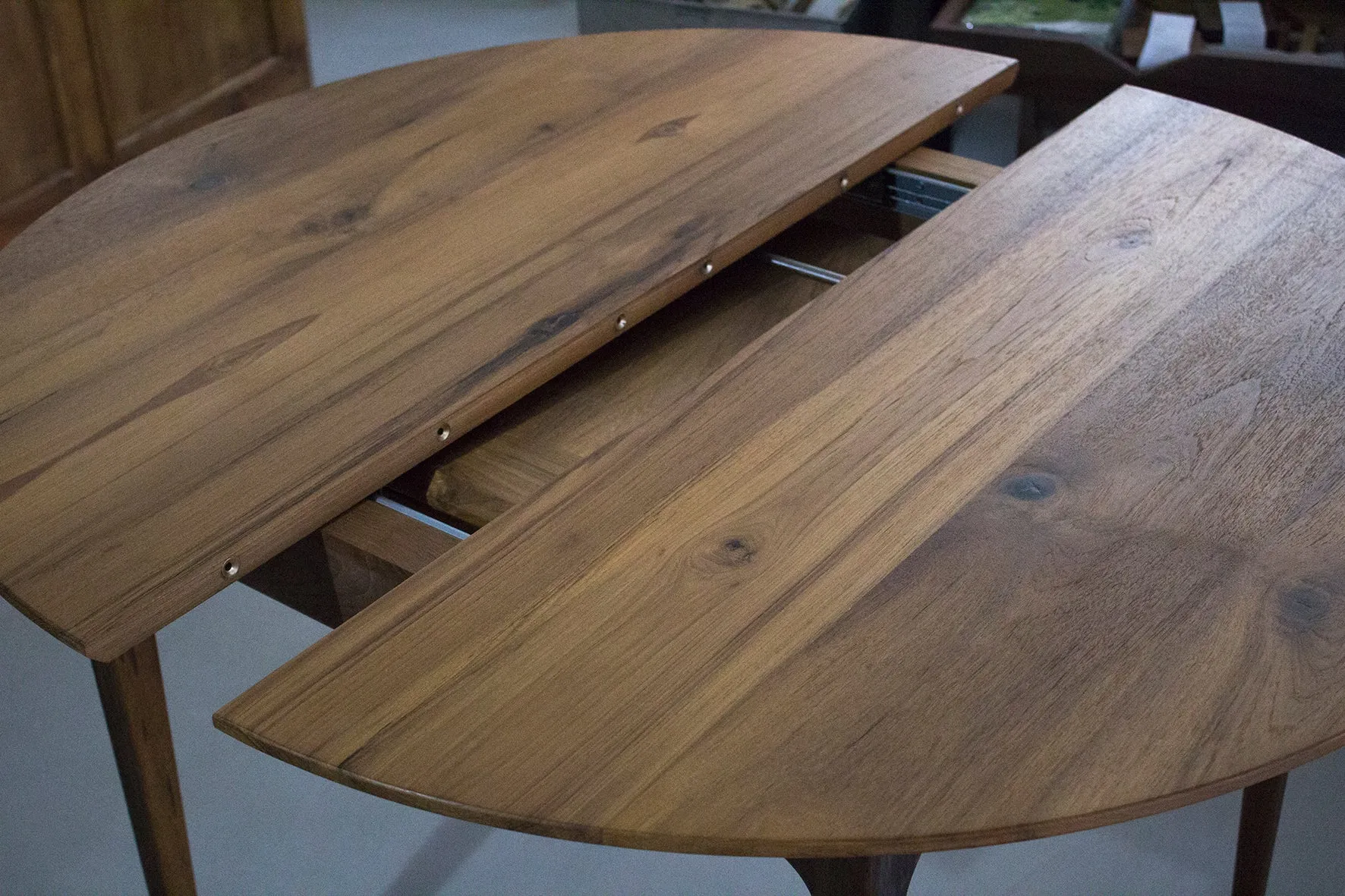 Extendable Round Table