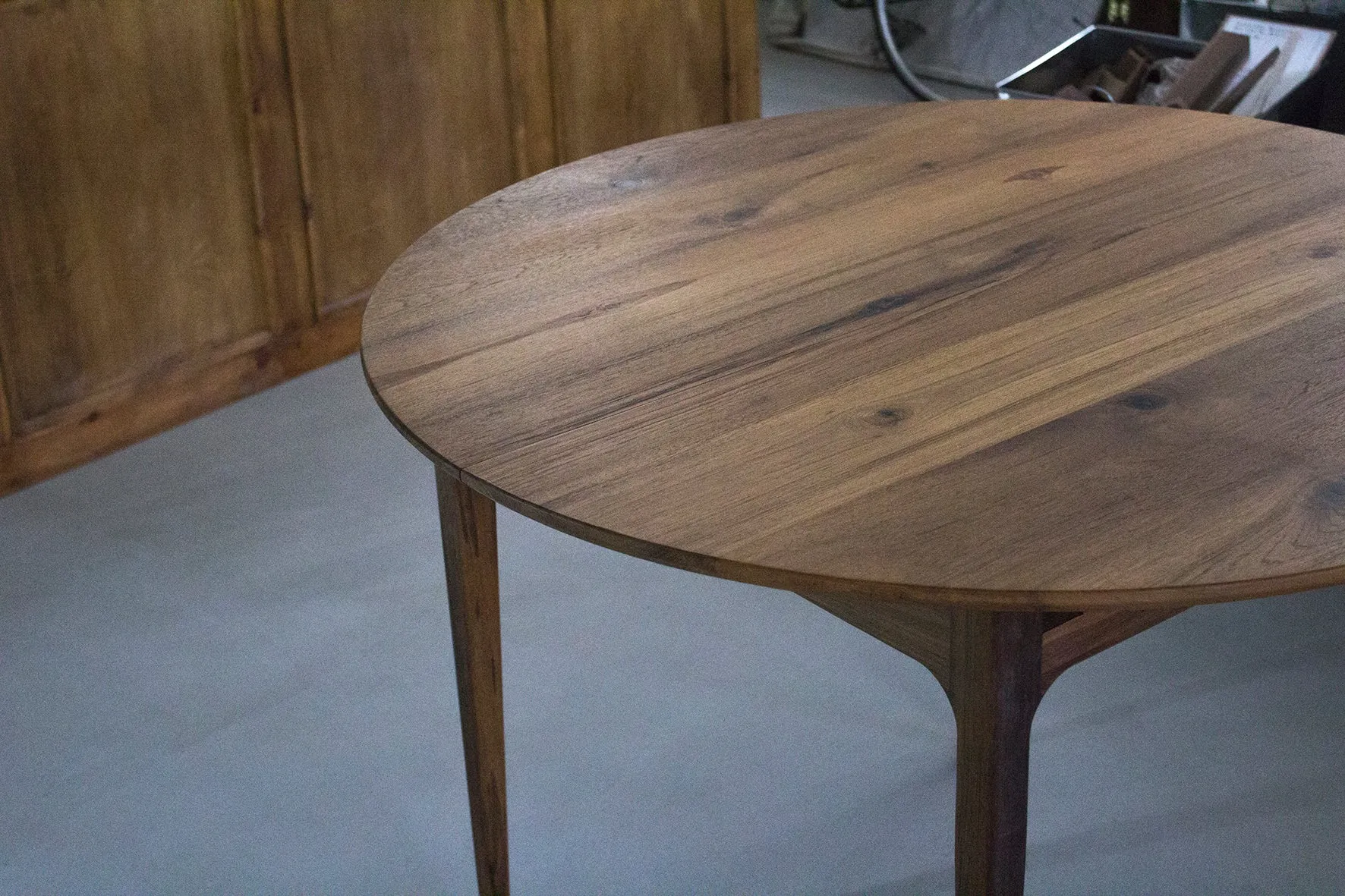 Extendable Round Table