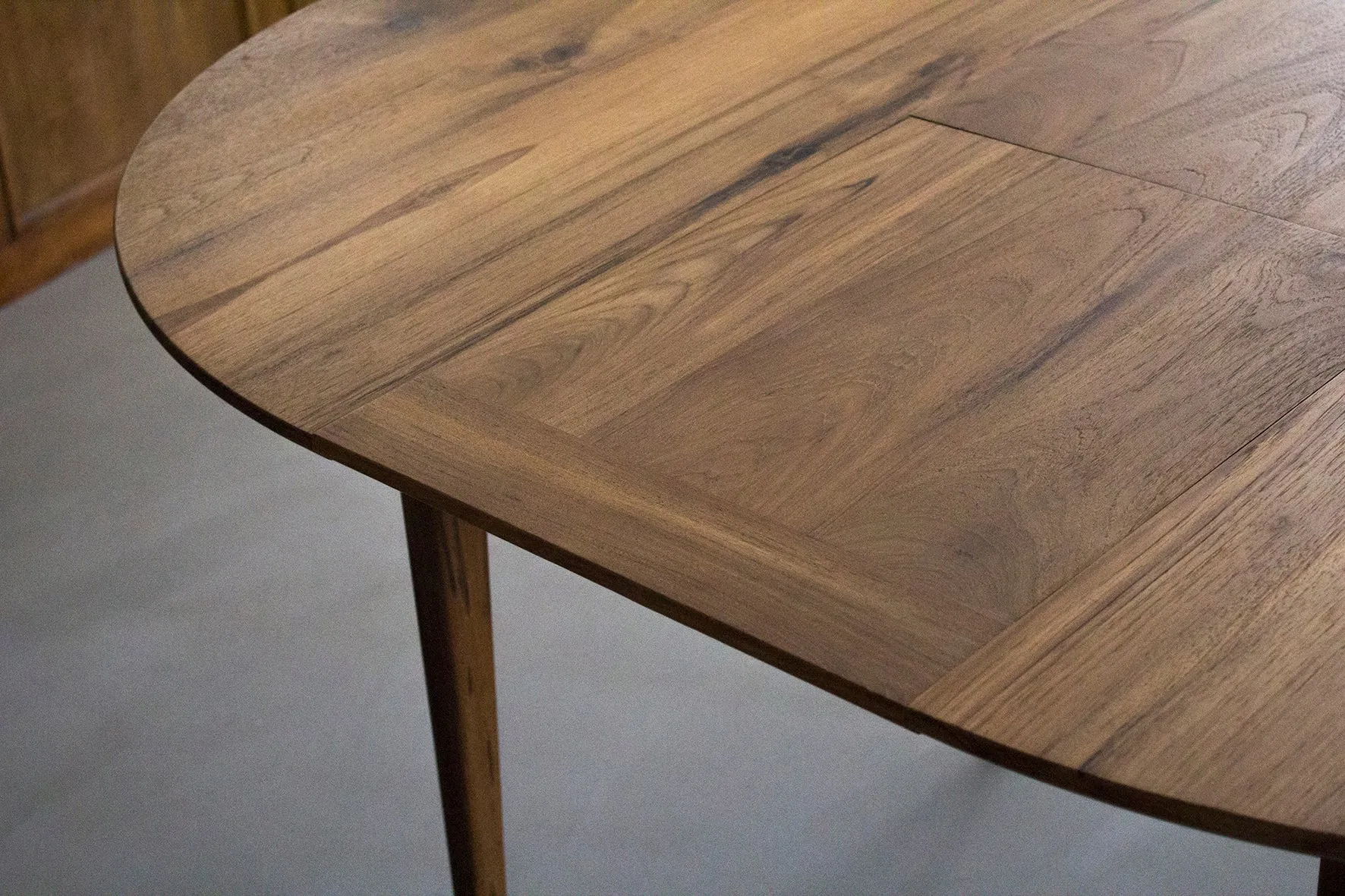 Extendable Round Table