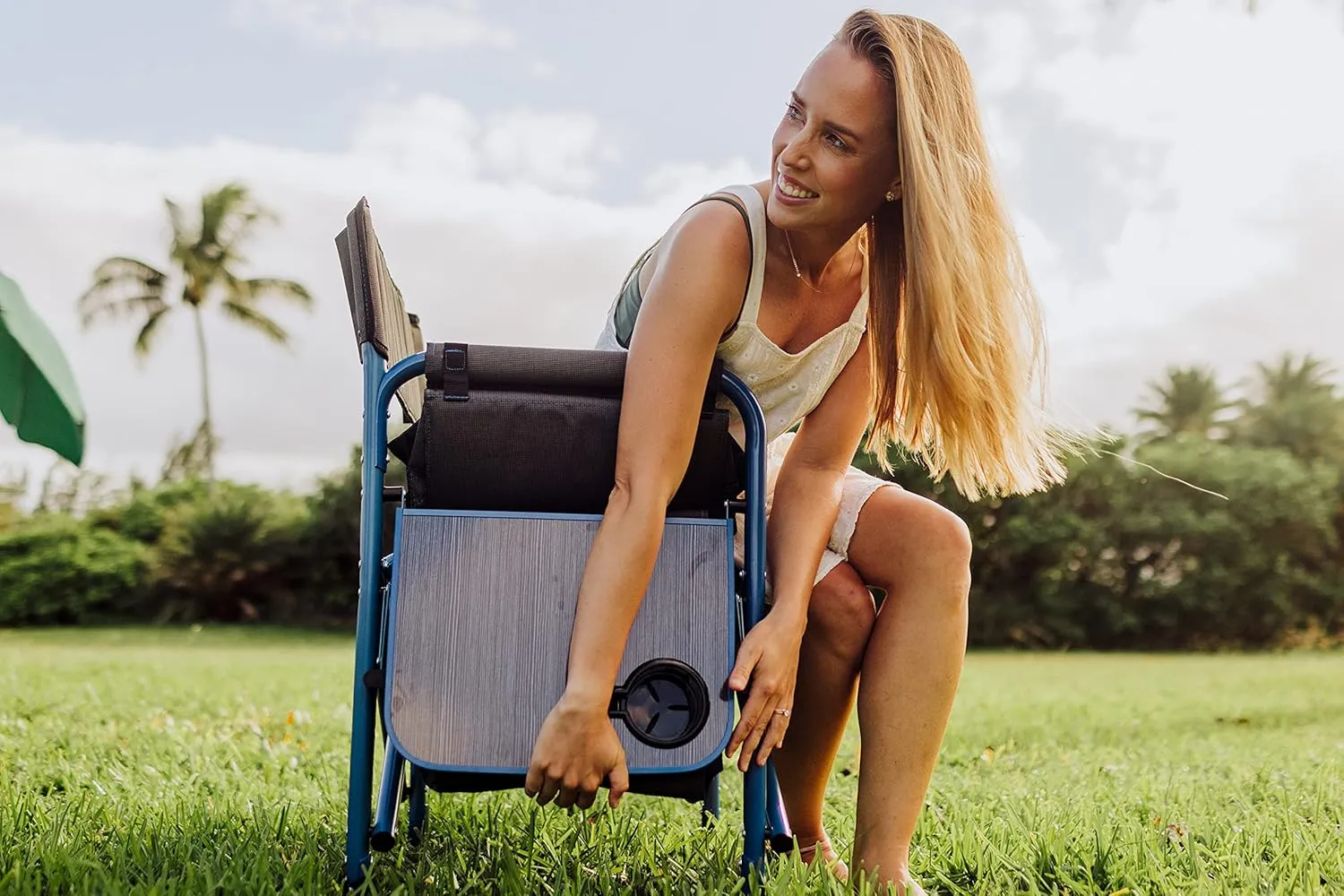 PICNIC TIME NCAA Boise State Broncos Fusion Camping Chair with Side Table and Soft Cooler - Beach Chair for Adults - Lawn Chair