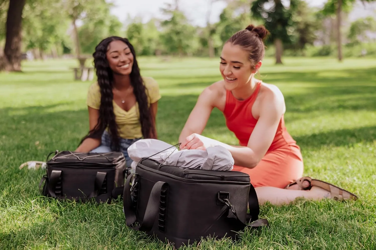 PICNIC TIME NFL Tarana Superthick Cooler Bag, Can Insulated Soft Cooler, Made with Recycled Materials, Camping Cooler, Picnic Cooler