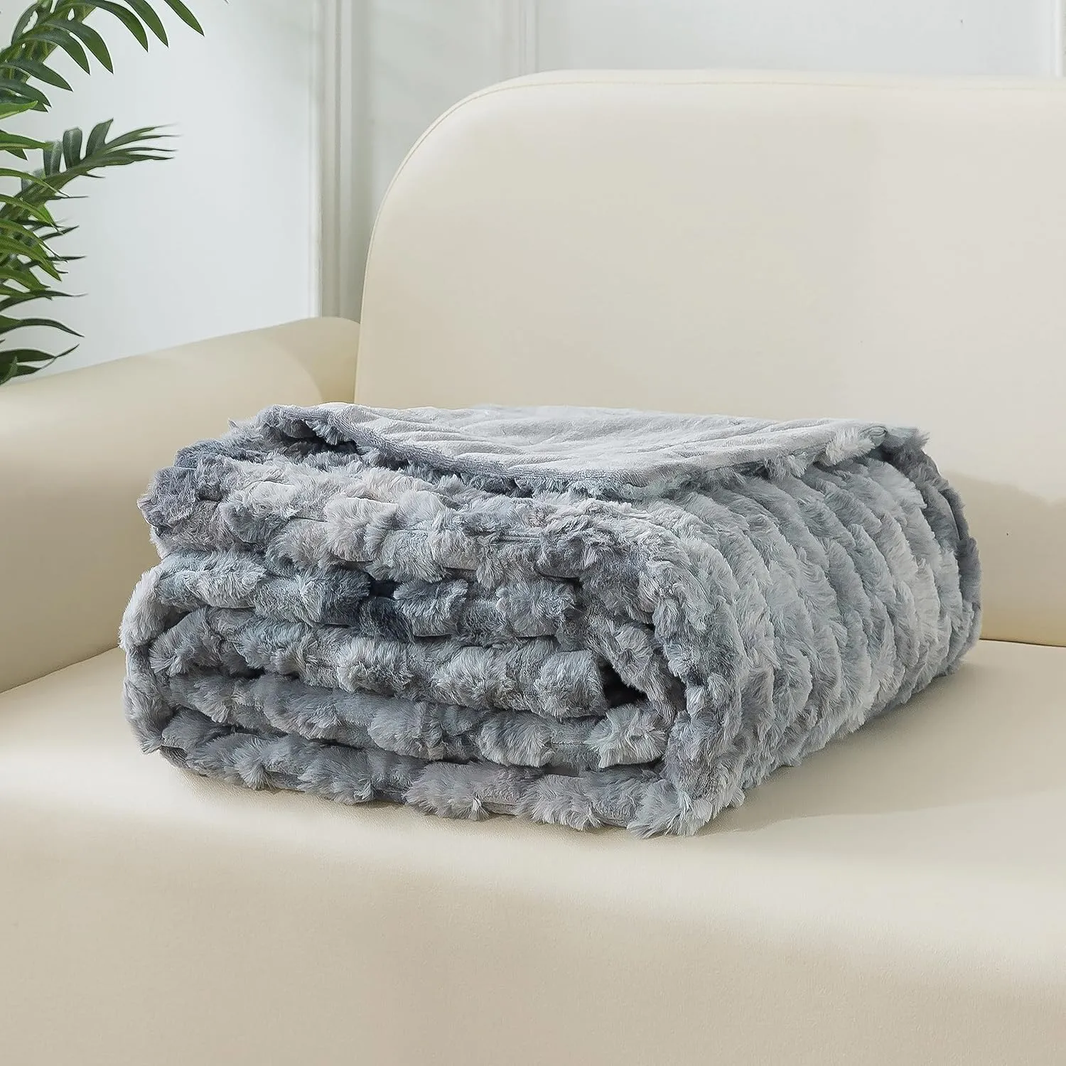 Wajade Faux Fur Throw Blanket for Couch, Soft Mermaid Scales Pattern Jacquard Fuzzy Plush Blanket for All Seasons Lightweight Cozy Decorative Fleece Blanket for Bed Sofa, 50 x 60 inches, Grey